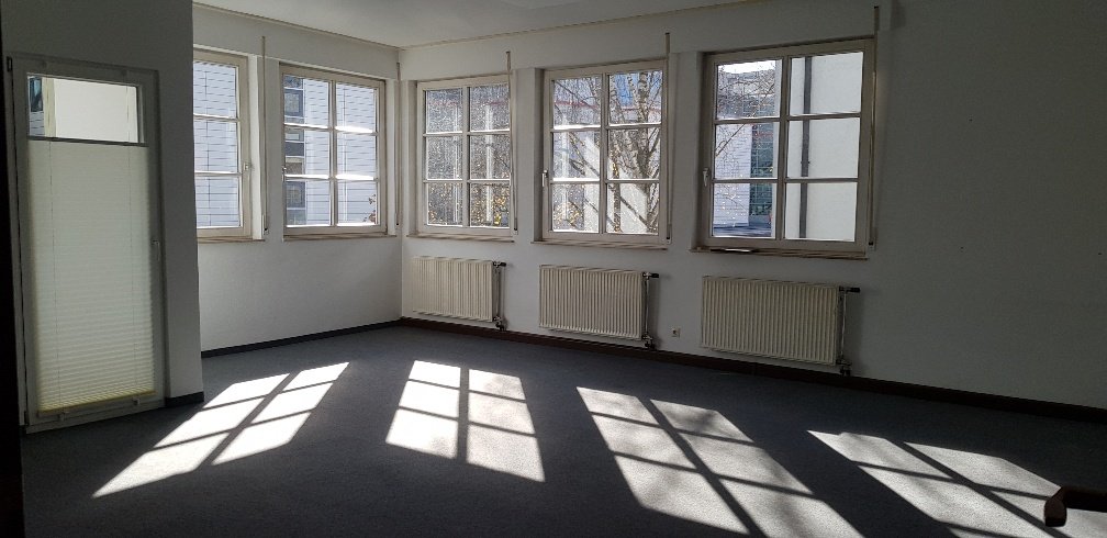 Schulungsraum mit Zugang zum Balkon